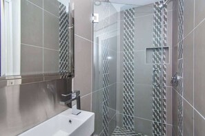 Shower, hair dryer, towels, shampoo