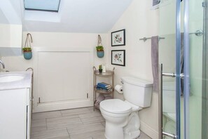 Dusj, hårføner og håndklær