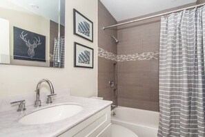 Shower, hair dryer, towels, shampoo - Cozy Oasis | Near South End (Boston)