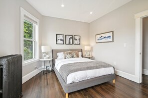 6 bedrooms, iron/ironing board, WiFi, bed sheets