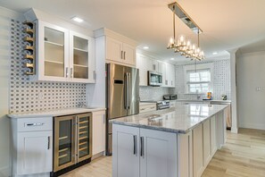 Réfrigérateur, micro-ondes, plaque de cuisson, lave-vaisselle