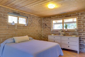 2 bedrooms, internet, bed sheets
