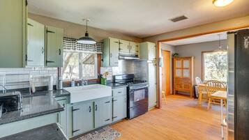 Fridge, stovetop, coffee/tea maker, toaster