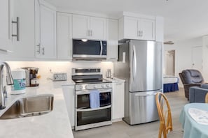 Geladeira, micro-ondas, fogão, cooktop