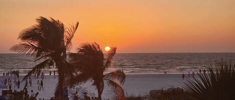 Playa en los alrededores, windsurf, kayaks y paseos en botes de motor