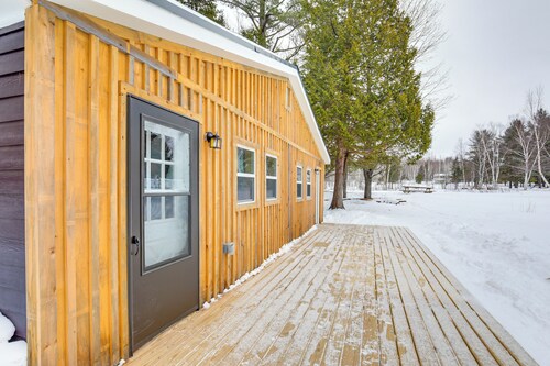 2 Ponds & Trail Access: Peaceful Cabin in Calumet!
