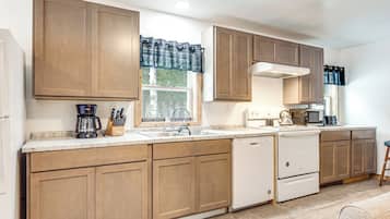 Fridge, microwave, stovetop, dishwasher