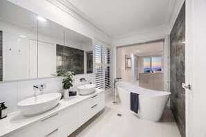 Shower, hair dryer, towels - Mount Martha Manor Indoor Pool & Ocean Views (Mount Martha)