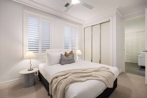 6 bedrooms, desk, internet, bed sheets