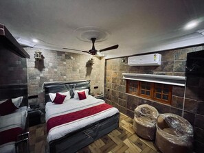 Double Room, Garden View | Desk - Sparrow Farms And Resort (Mohanlalganj)