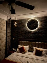 Luxury Double Room, Pool View | Desk