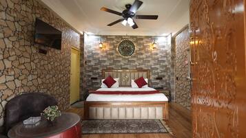 Tweepersoonskamer, uitzicht op tuin | Een bureau