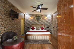 Camera doppia, vista giardino | Una scrivania