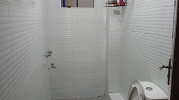 Regadera, toallas, jabón, papel de baño