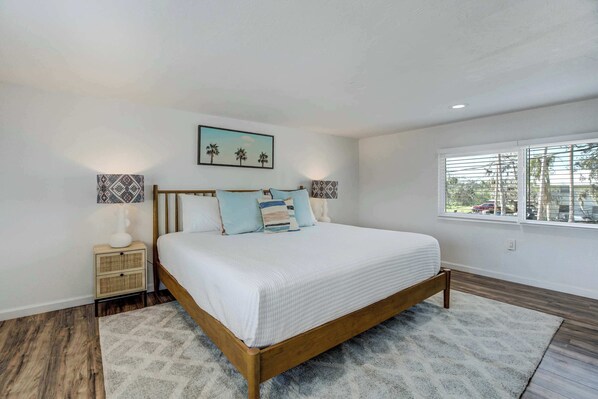2 bedrooms, iron/ironing board, travel crib, WiFi - Riverside Breeze! Tropical Retreat w Tiki Hut (Bradenton)