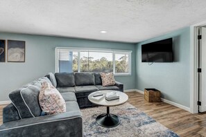 TV - Riverside Breeze! Tropical Retreat w Tiki Hut (Bradenton)