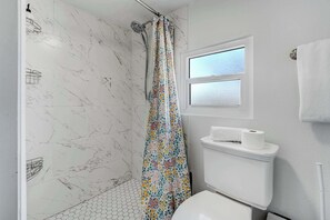 Shower, hair dryer, towels, shampoo - Riverside Breeze! Tropical Retreat w Tiki Hut (Bradenton)