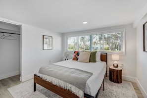 2 bedrooms, iron/ironing board, WiFi, bed sheets - Riverside Luau! Tiki Hut, Fire Pit & Outdoor Fun (Bradenton)