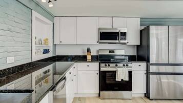 Køleskab, mikrobølgeovn, ovn, kogeplade