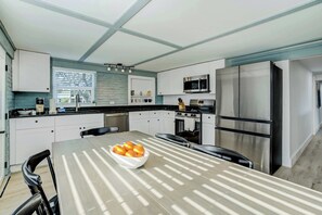 Fridge, microwave, oven, stovetop - Riverside Luau! Tiki Hut, Fire Pit & Outdoor Fun (Bradenton)