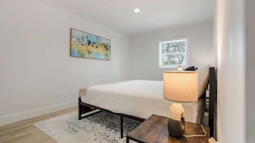 1 habitación, tabla de planchar con plancha, cuna de viaje y wifi