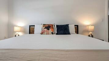 1 slaapkamer, een strijkplank/strijkijzer, reisbedje, wifi