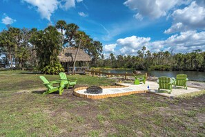 Property grounds - Riverside Hut! Cozy Getaway w/ Tiki Hut & Firepit (Bradenton)