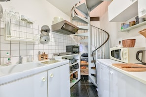 Frigorifero, microonde, forno, macchina per tè/caffè