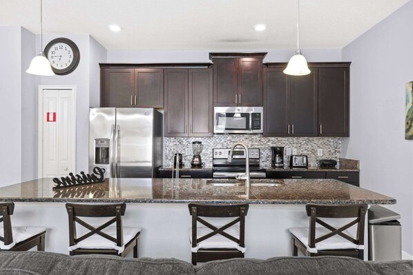 Réfrigérateur, four à micro-ondes, un four, surface de cuisson