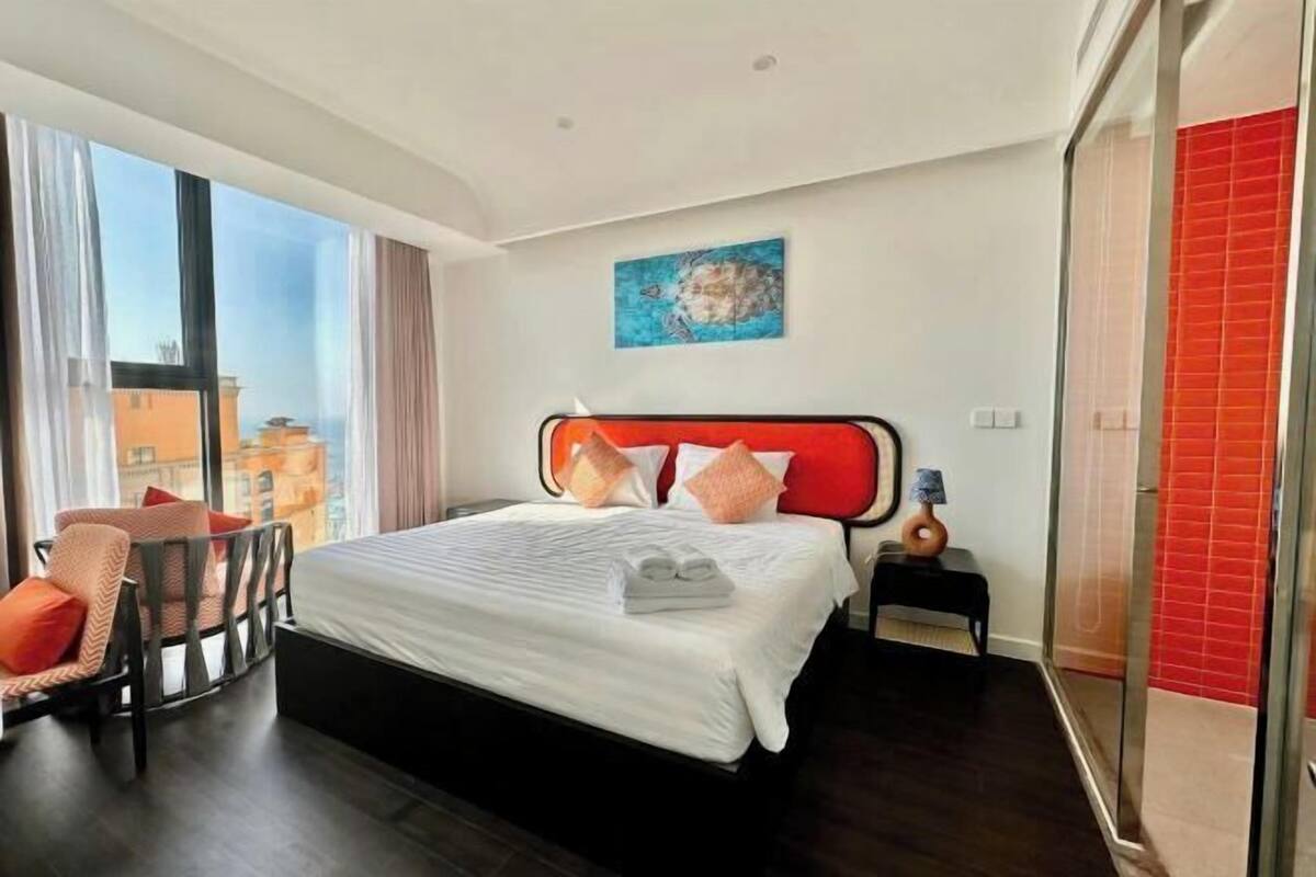 2 bedrooms, hypo-allergenic bedding, down comforters, laptop workspace