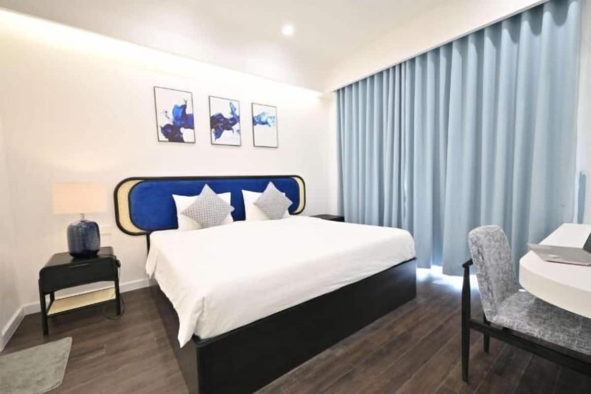 2 bedrooms, hypo-allergenic bedding, down comforters, laptop workspace