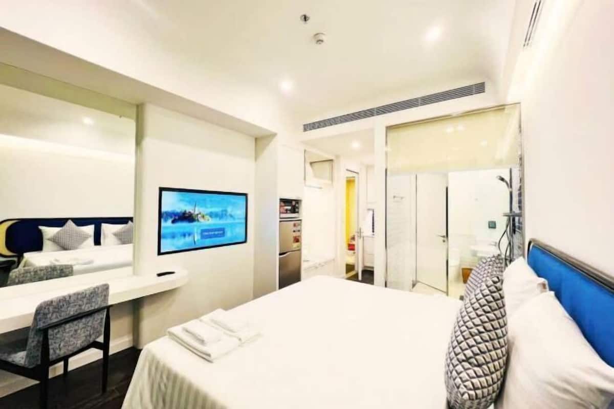 2 bedrooms, hypo-allergenic bedding, down comforters, laptop workspace