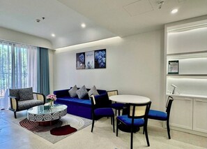 Căn hộ, 1 phòng ngủ, không hút thuốc, quang cảnh thành phố | Khu phòng khách | TV 45-inch có kênh truyền hình cao cấp 