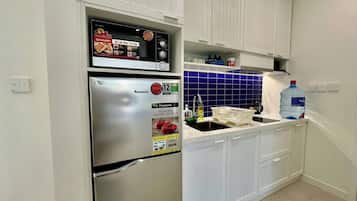 Apartment, 1 Bedroom, Non Smoking, City View | Private kitchen | Microwave, eco-friendly cleaning products