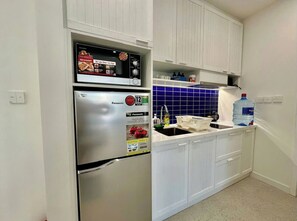Apartment, 1 Bedroom, Non Smoking, City View | Private kitchen | Microwave, eco-friendly cleaning products