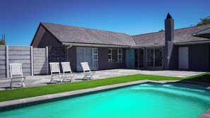 Outdoor pool - Escape to a 3-bedroom holiday house, perfectly designed for a relaxing getaway! (Cape Town)