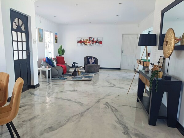 Interior - Escape to a 3-bedroom holiday house, perfectly designed for a relaxing getaway! (Cape Town)