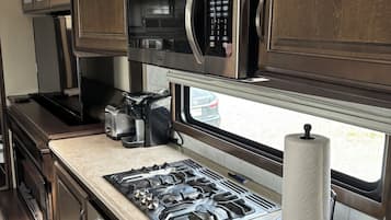 Geladeira, micro-ondas, fogão, cooktop