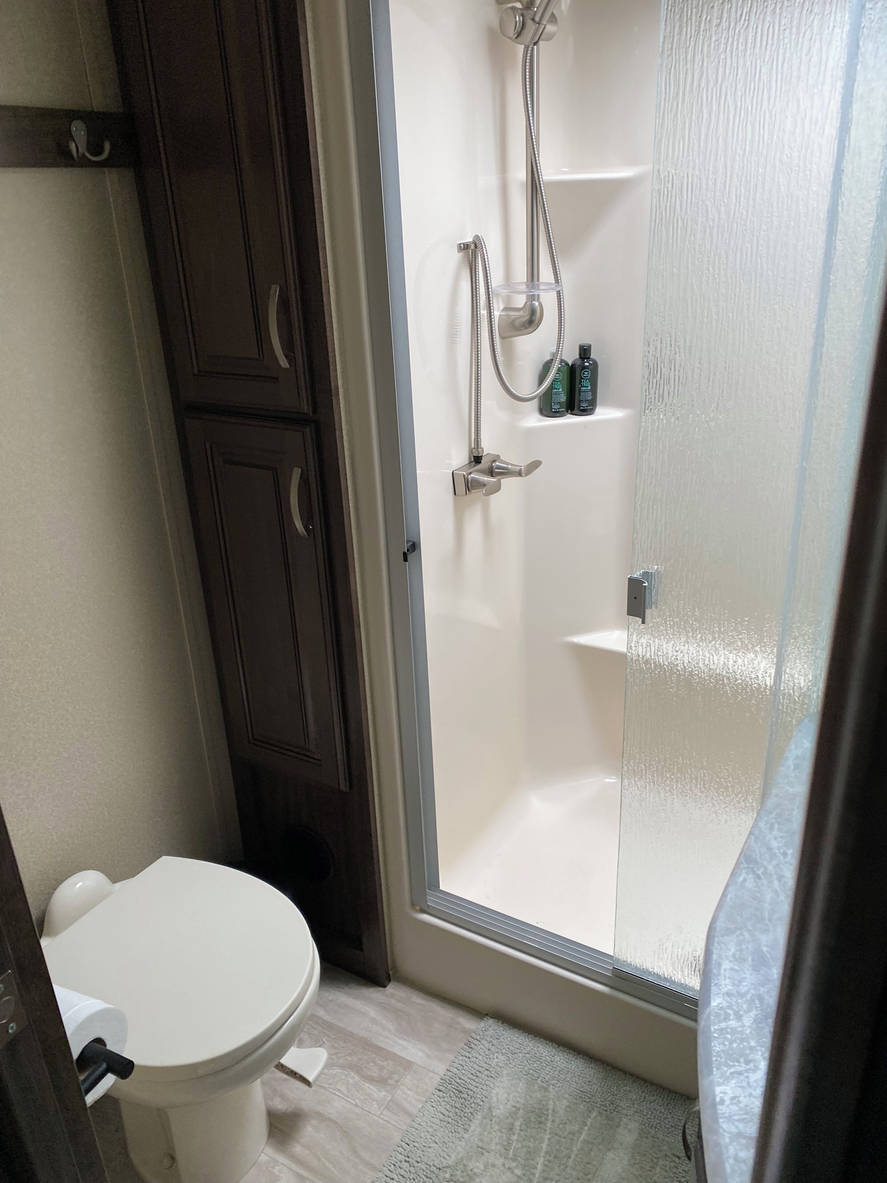 淋浴设施、吹风机、毛巾、肥皂