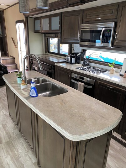 Riverfront 5th Wheel Retreat –Peaceful Fishing Getaway-Private Riverfront Access