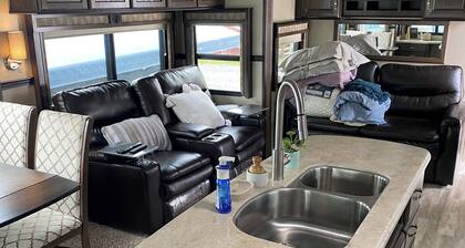 Charming river front campground with 5th Wheel Camper and WiFi in Soldotna