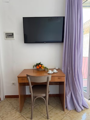 Caja de seguridad en la habitación y escritorio