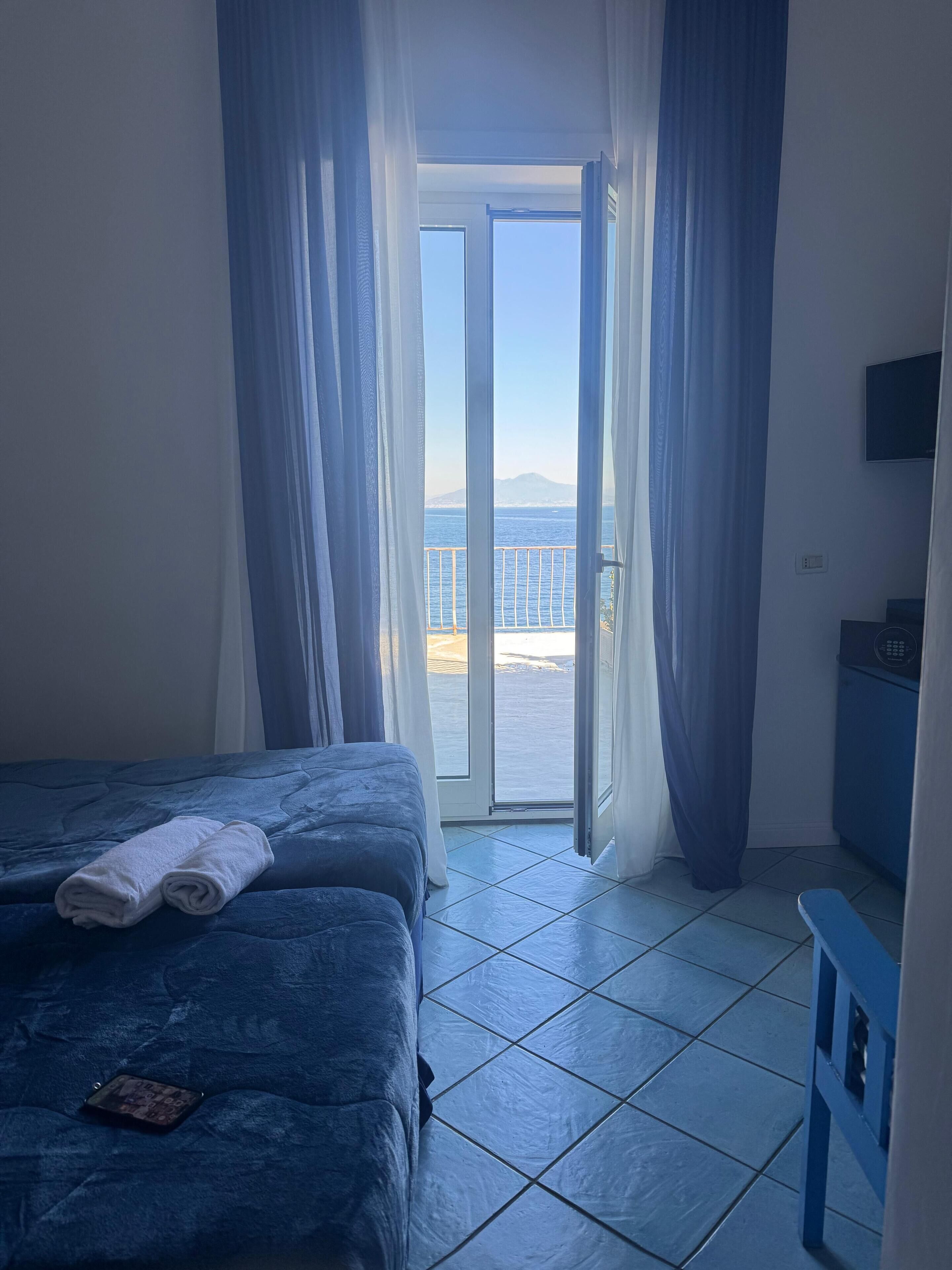 Una cassaforte in camera, una scrivania, ferro/asse da stiro