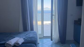 Una cassaforte in camera, una scrivania, ferro/asse da stiro