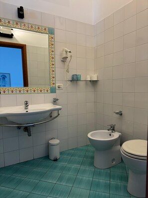 Deluxe Double or Twin Room, Balcony, Sea View | Bathroom | Shower, rainfall showerhead, free toiletries, towels - Hotel Belvedere & Tre Re  (Capri)