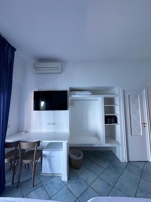 Caja de seguridad en la habitación y escritorio