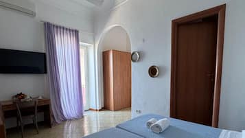 Camera Deluxe con letto matrimoniale o 2 letti singoli, balcone, vista mare | Copriletto in piuma, una cassaforte in camera, una scrivania
