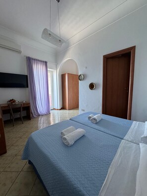 Deluxe Double or Twin Room, Balcony, Sea View | Down comforters, in-room safe, desk, iron/ironing board - Hotel Belvedere & Tre Re  (Capri)