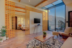 Quarto casal exclusivo, sacada, vista para a montanha | Área de estar | TV LED 43 polegadas com canais digitais, serviços de streaming