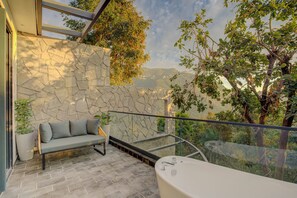 Vaata - Balcony Room with Bathtub | Parveke